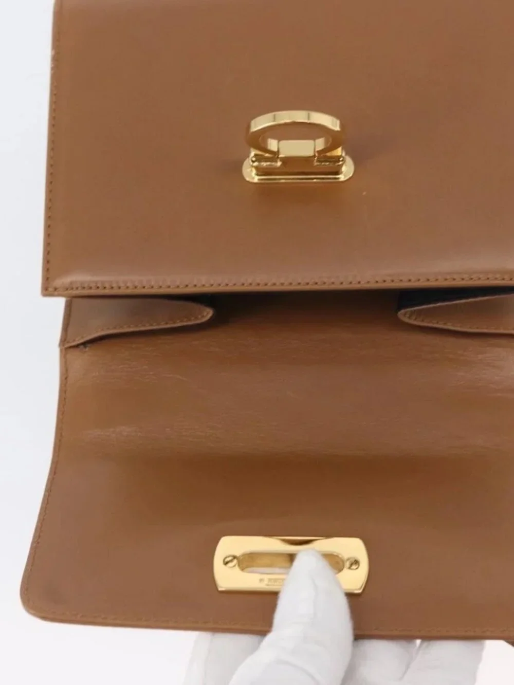 Salvatore Ferragamo Gancini Shoulder Bag Leather Beige Gold Auth BSZ647